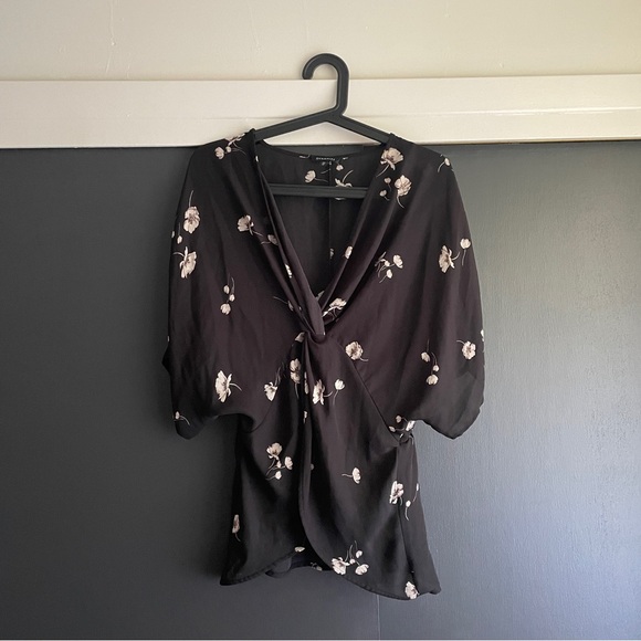 Dynamite Floral V neck Shirt Navy Size Small - Picture 2 of 5